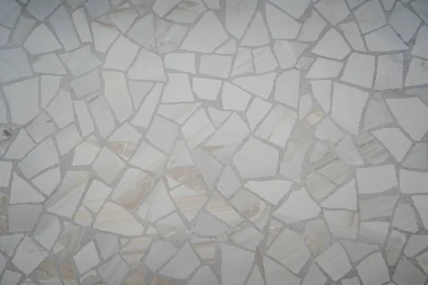Duvarların dekoratif tasarımı için taş parçalarından oluşan beyaz mozaik — Stok fotoğraf