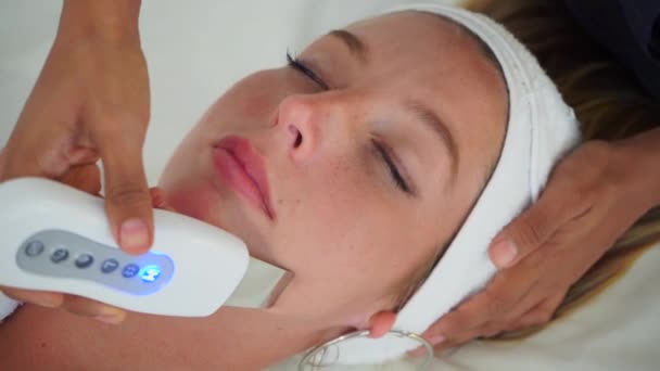 Hårdvara kosmetologiska förfarande för hud porer rensning för en ung flicka — Stockvideo