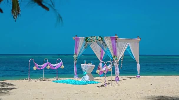 Carmesí, azul Arco de boda en la playa del Caribe — Vídeos de Stock