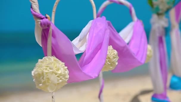 Purpurowe dekoracje ślubne na karaibskiej plaży — Wideo stockowe