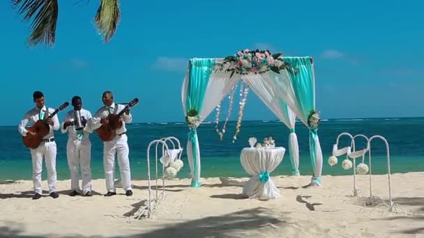Весільна арка та музиканти на пляжі, Пунта Кана, Домініканська Республіка, марш, 2017 — стокове відео