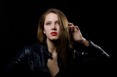 deri ceketli güzel kız