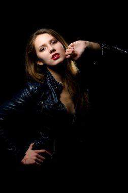 deri ceketli güzel kız