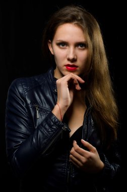 deri ceketli güzel kız