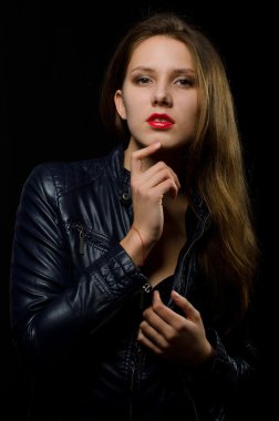 deri ceketli güzel kız