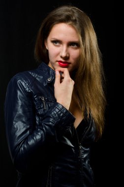 deri ceketli güzel kız