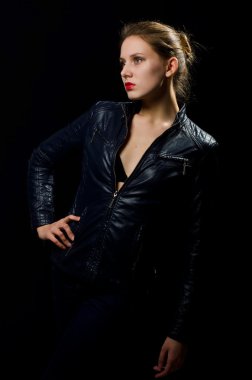 deri ceketli güzel kız