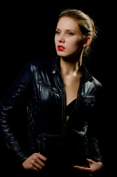 Menina bonita em jaqueta de couro — Fotografia de Stock