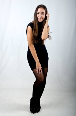 Siyah elbiseli güzel kız.