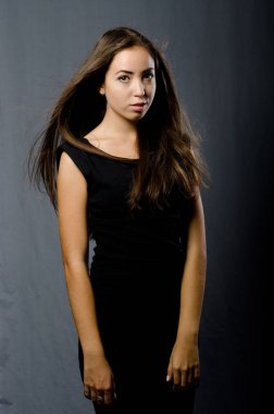 Siyah elbiseli güzel kız.