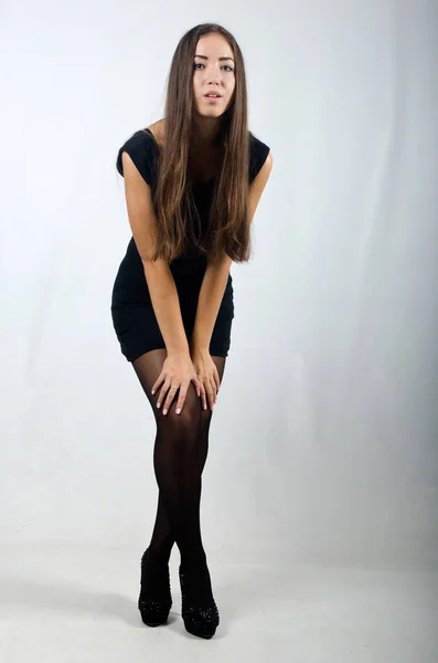 Bella ragazza in abito nero — Foto Stock