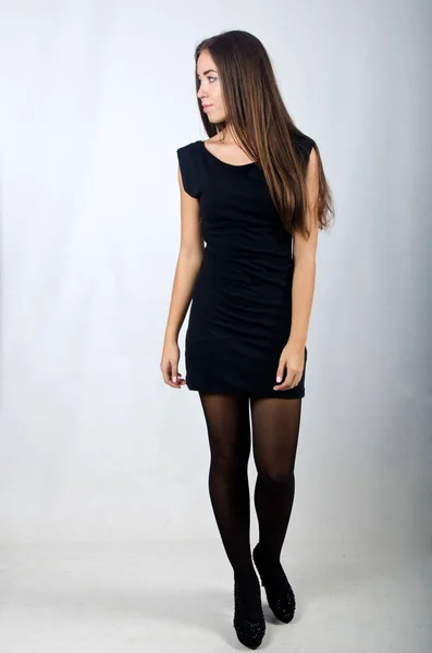 Hermosa chica en vestido negro —  Fotos de Stock