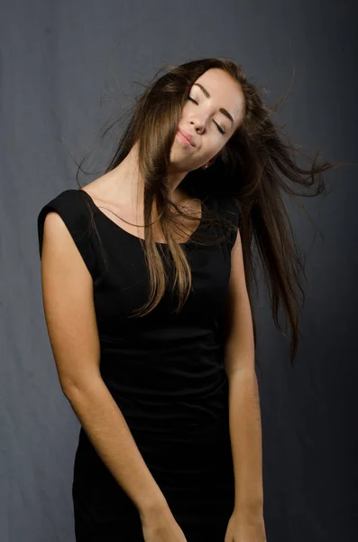 Menina bonita em vestido preto — Fotografia de Stock