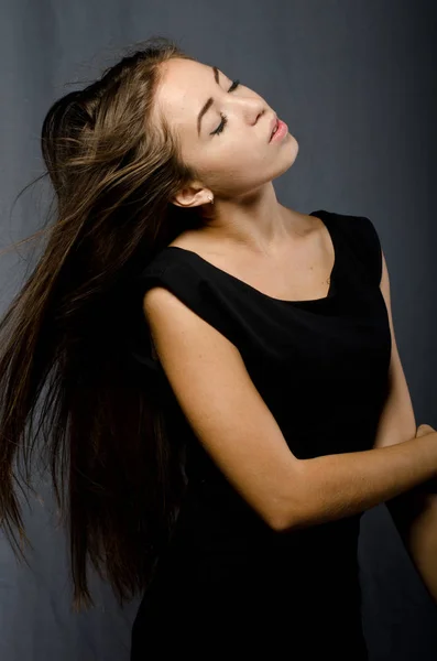 Menina bonita em vestido preto — Fotografia de Stock