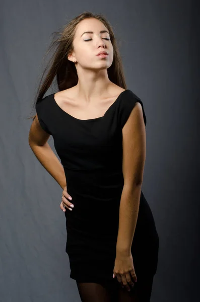 Schönes Mädchen im schwarzen Kleid — Stockfoto