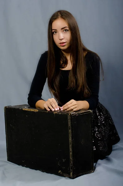 Красивая девушка с чемоданом — стоковое фото