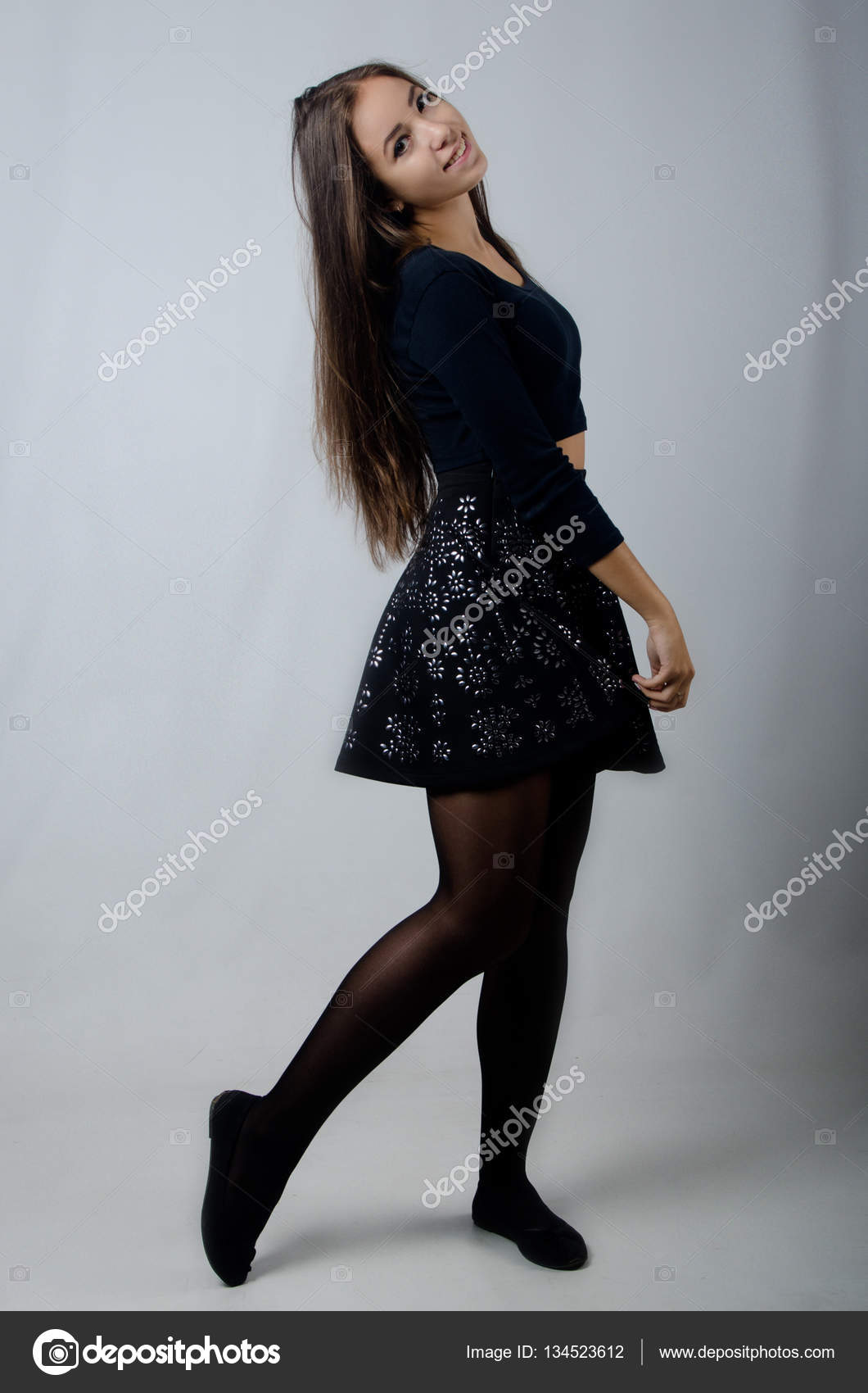 Belle fille en jupe hot sale