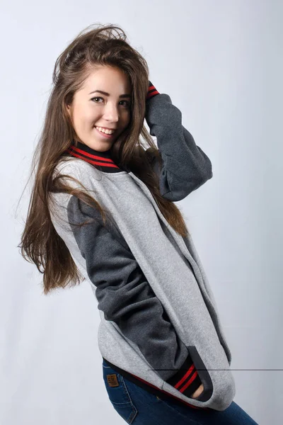 Красивая девушка в теплом свитере — стоковое фото