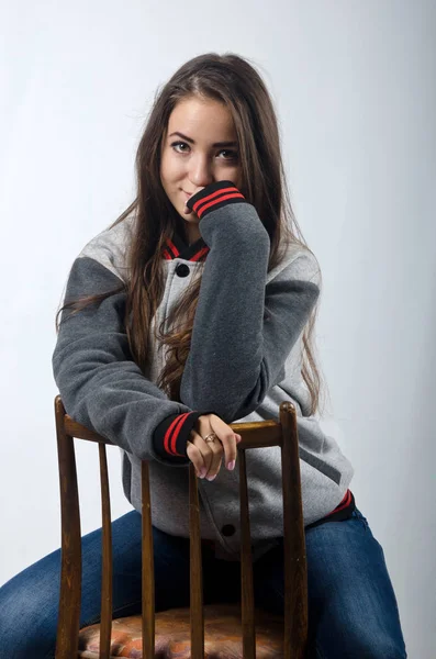 Красивая девушка в теплом свитере — стоковое фото