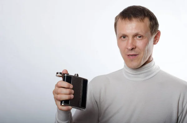 De man met de kolf van water — Stockfoto