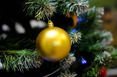 Ağaçta noel süsü