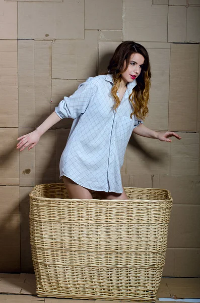 La chica de la camisa de la cesta — Foto de Stock
