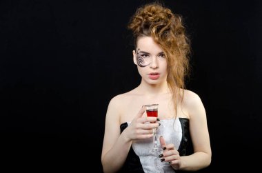 Beyaz elbiseli güzel kız.