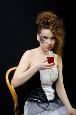 Beyaz elbiseli güzel kız.