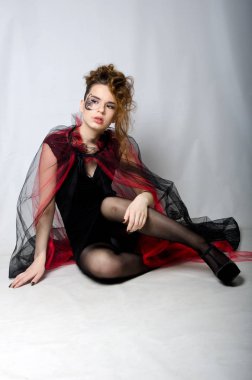 Siyah kıyafeti güzel kız