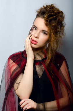 Siyah kıyafeti güzel kız