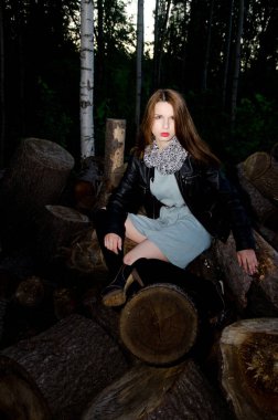 Deri ceketli güzel kız.