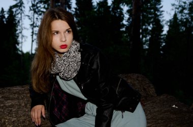 Deri ceketli güzel kız.