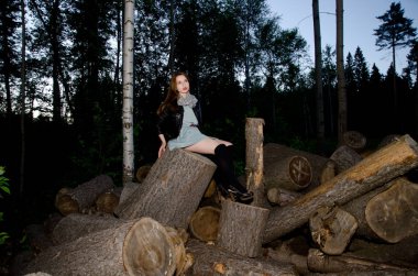 Deri ceketli güzel kız.