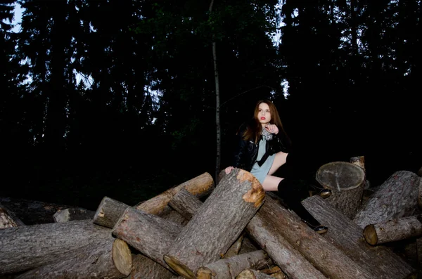 Schönes Mädchen in einer Lederjacke — Stockfoto