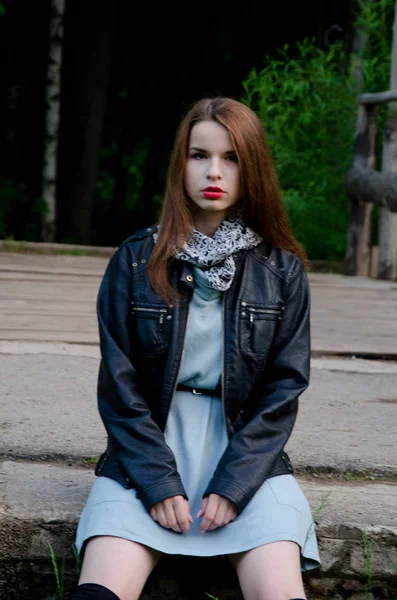 가죽 외투를 입은 아름다운 소녀 — 스톡 사진