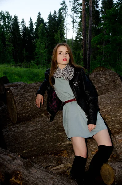 Schönes Mädchen in einer Lederjacke — Stockfoto