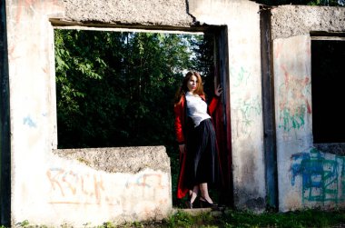 Kırmızı paltolu güzel kız