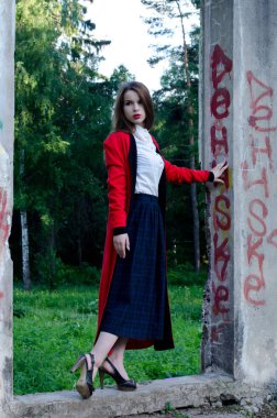 Kırmızı paltolu güzel kız