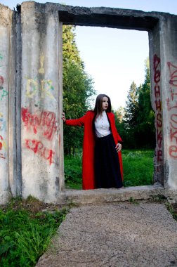 Kırmızı paltolu güzel kız