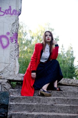 Kırmızı paltolu güzel kız