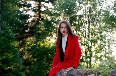 Kırmızı paltolu güzel kız