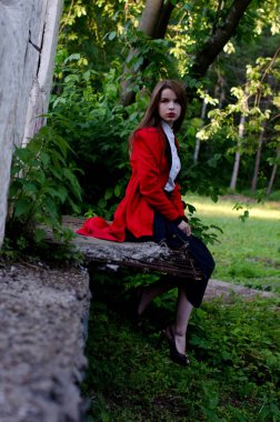 Kırmızı paltolu güzel kız