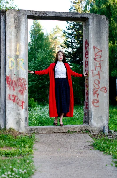 Belle fille dans un manteau rouge — Photo