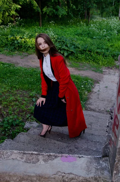 Belle fille dans un manteau rouge — Photo