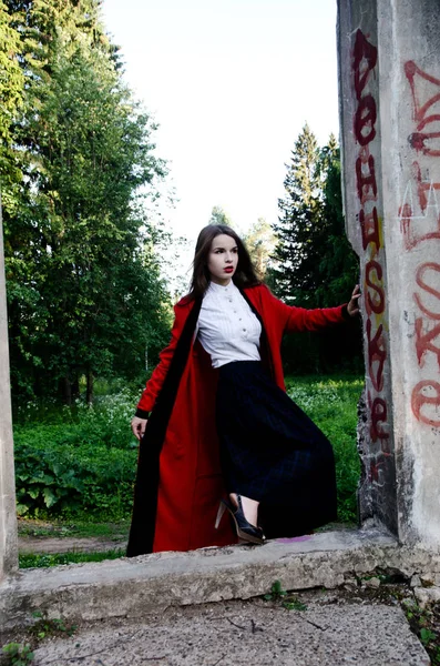 Menina bonita em um casaco vermelho — Fotografia de Stock