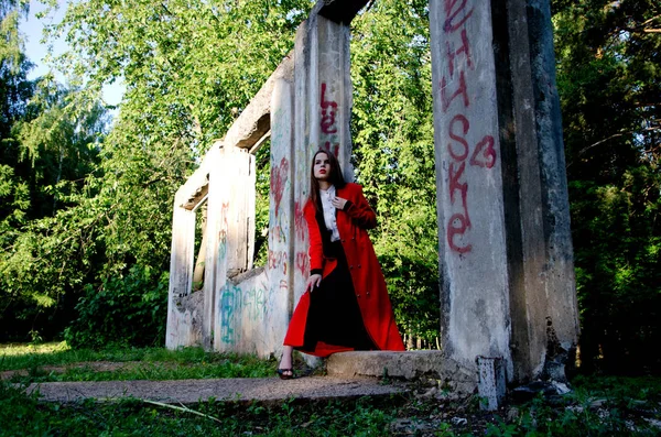 Belle fille dans un manteau rouge — Photo