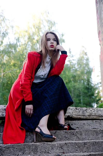Красивая девушка в красном пальто — стоковое фото
