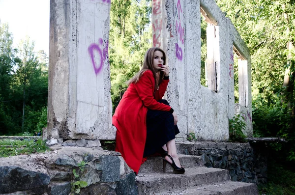Vacker flicka i röd jacka — Stockfoto