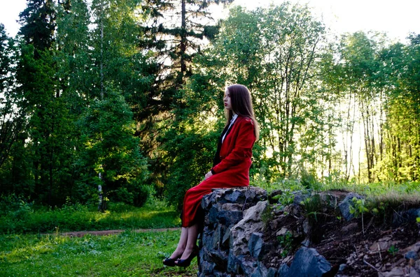 Vacker flicka i röd jacka — Stockfoto