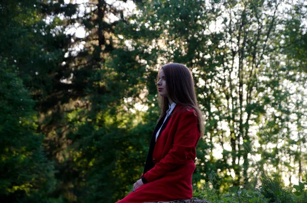 Belle fille dans un manteau rouge — Photo